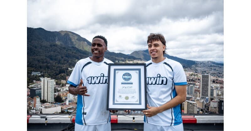 1win and FUTTO Set World Record for Highest Football Match on Bogotá Skyscraper